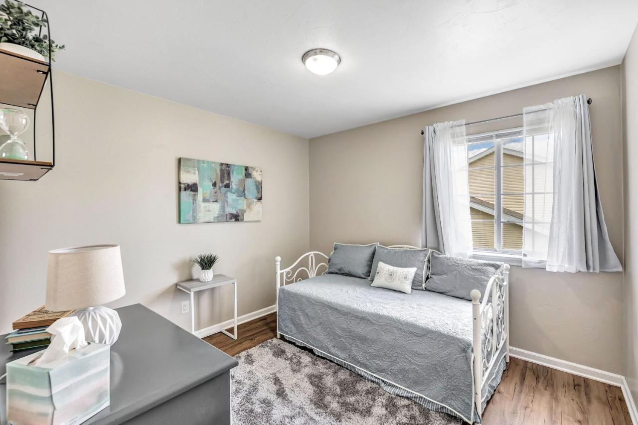 Serene 3 Bedroom Home, Nrm, Wi-Fi, Parking, Queen Bed デペレ エクステリア 写真