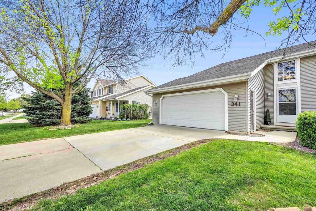 Serene 3 Bedroom Home, Nrm, Wi-Fi, Parking, Queen Bed デペレ エクステリア 写真